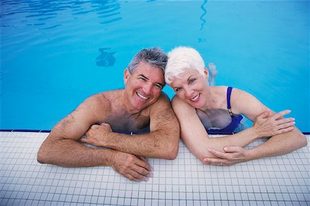 simsearch:700-00056071,k - Portrait de Couple d'âge mûr en maillot de bain, se penchant sur le bord de la piscine Photographie de stock - Rights-Managed, Code: 700-00075433