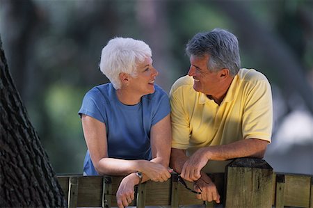 Mature Couple accoudée à parler de clôture Photographie de stock - Rights-Managed, Code: 700-00075442