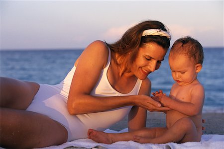 simsearch:700-02791660,k - Mother in Swimwear with Baby on Beach Foto de stock - Con derechos protegidos, Código: 700-00075458