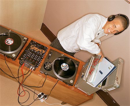 simsearch:695-05769414,k - Portrait of Teenage Boy at Turntables Foto de stock - Con derechos protegidos, Código: 700-00075513