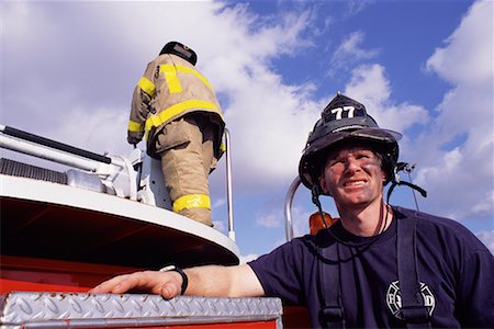 simsearch:700-00076137,k - Portrait of Male Firefighter Leaning on Fire Engine Foto de stock - Direito Controlado, Número: 700-00075532