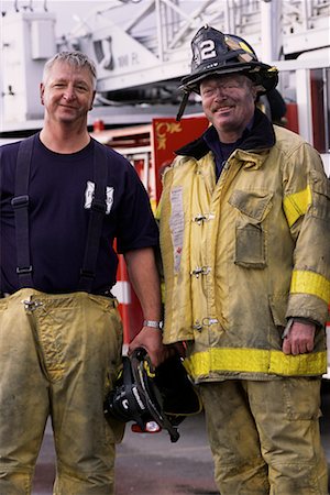 simsearch:700-00076137,k - Portrait of Two Male Firefighters Standing near Fire Engine Foto de stock - Direito Controlado, Número: 700-00075548