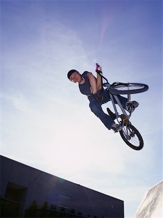 simsearch:400-07952901,k - BMX Biker Jumping in Air at Skatepark Toronto, Ontario, Canada Foto de stock - Con derechos protegidos, Código: 700-00075599