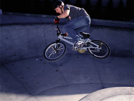 simsearch:400-07952901,k - BMX Biker Jumping in Air at Skatepark Toronto, Ontario, Canada Foto de stock - Con derechos protegidos, Código: 700-00075601