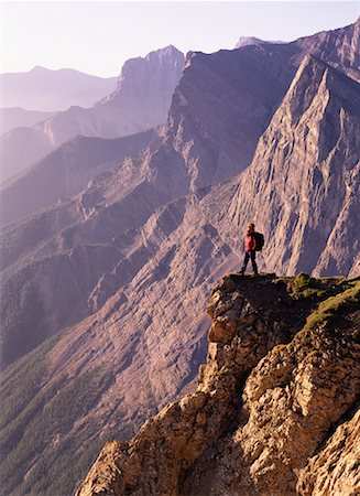 Mountain Climber Overlooking Canadian Rockies at Sunrise Canmore, Alberta, Canada Foto de stock - Con derechos protegidos, Código: 700-00075871