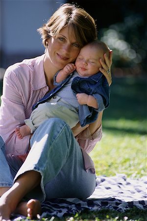 simsearch:700-00150938,k - Portrait de bébé Holding mère en plein air Photographie de stock - Rights-Managed, Code: 700-00075904