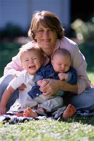 simsearch:700-00150938,k - Portrait de mère assise en plein air avec les enfants sur les genoux Photographie de stock - Rights-Managed, Code: 700-00075903