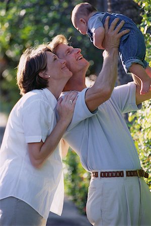 simsearch:700-00075913,k - Couple Holding Baby en plein air Photographie de stock - Rights-Managed, Code: 700-00075912