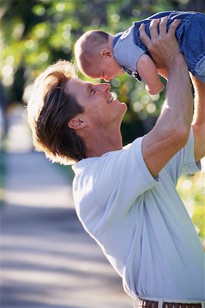 simsearch:700-00075913,k - Père Holding Baby, Face à l'extérieur Photographie de stock - Rights-Managed, Code: 700-00075913
