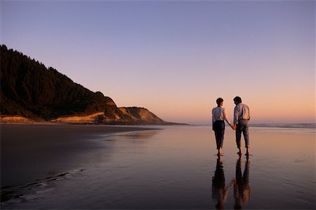 simsearch:700-00038738,k - Vue arrière du Couple marchant sur la plage, main dans la main au coucher du soleil Photographie de stock - Rights-Managed, Code: 700-00075994