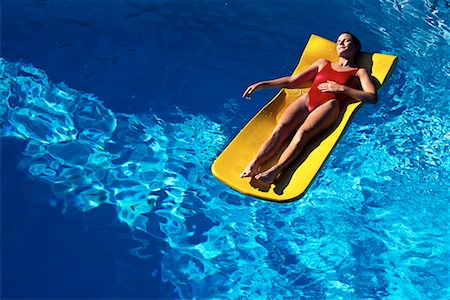 simsearch:700-00555676,k - Femme en maillot de bain, reposant sur des matelas de mousse dans la piscine Photographie de stock - Rights-Managed, Code: 700-00075996