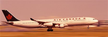 simsearch:700-00197436,k - Vue brouillée d'atterrissage d'avion à l'aéroport International Pearson de Toronto, Ontario, Canada Photographie de stock - Rights-Managed, Code: 700-00076103