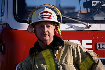 simsearch:700-00076137,k - Portrait of Mature Male Firefighter in Front of Fire Truck Foto de stock - Direito Controlado, Número: 700-00076144