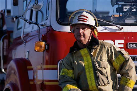 simsearch:700-00076137,k - Portrait of Mature Male Firefighter in Front of Fire Truck Foto de stock - Direito Controlado, Número: 700-00076145