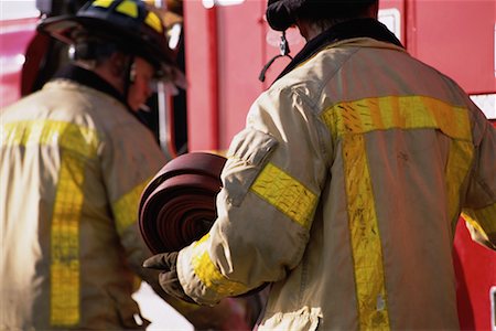 simsearch:700-00076137,k - Back View of Male Firefighters Putting Hose on Fire Truck Foto de stock - Direito Controlado, Número: 700-00076140