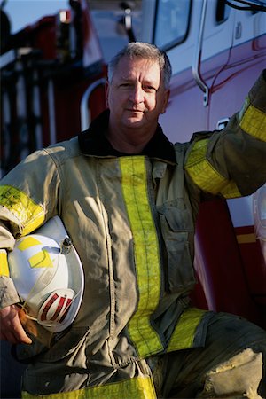 simsearch:700-00076137,k - Portrait of Mature Male Firefighter Leaning on Fire Truck Foto de stock - Direito Controlado, Número: 700-00076142