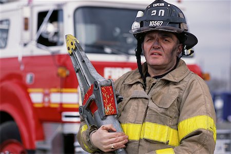 simsearch:700-00076137,k - Portrait of Mature Male Firefighter Holding Jaws of Life Foto de stock - Direito Controlado, Número: 700-00076150