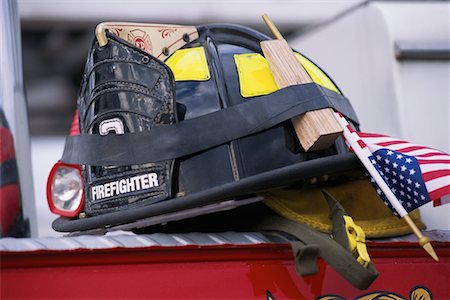 simsearch:700-00076137,k - Close-Up of Firefighter's Helmet With American Flag on Fire Truck Foto de stock - Direito Controlado, Número: 700-00076186