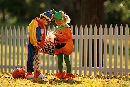 Garçon et fille en Costumes d'Halloween, regardant sac de bonbons à l'extérieur Photographie de stock - Rights-Managed, Code: 700-00076693