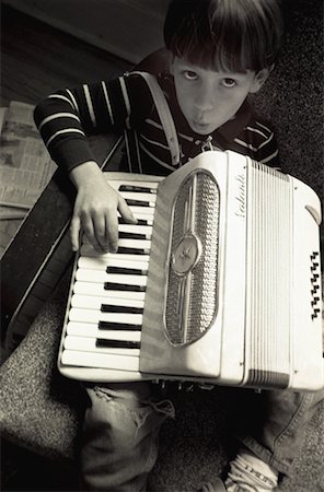 fisarmonica - Portrait of Boy Playing Accordian Fotografie stock - Rights-Managed, Codice: 700-00076715