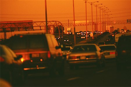 simsearch:700-00049955,k - Heure de pointe du trafic sur l'autoroute Queen Elizabeth Way au coucher du soleil Toronto, Ontario, Canada Photographie de stock - Rights-Managed, Code: 700-00076799