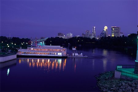 simsearch:700-00073695,k - Paddle Boat on Water at Dusk Minneapolis, Minnesota, USA Fotografie stock - Rights-Managed, Codice: 700-00076879