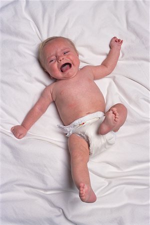 Baby Lying on Bed, Crying Foto de stock - Con derechos protegidos, Código: 700-00076900