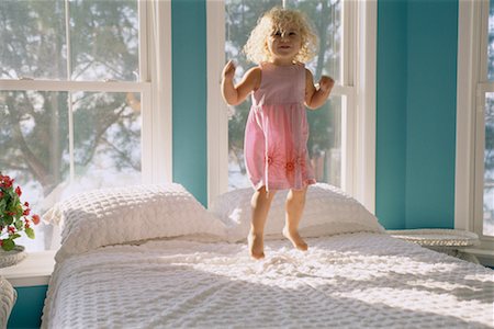 Portrait de jeune fille sautant sur le lit Photographie de stock - Rights-Managed, Code: 700-00076999
