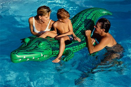 simsearch:862-03737092,k - Family in Swimming Pool with Inflatable Crocodile Foto de stock - Con derechos protegidos, Código: 700-00077036