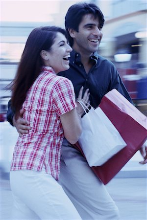 simsearch:700-00090323,k - Paar Walking im Freien mit Einkaufstaschen Stockbilder - Lizenzpflichtiges, Bildnummer: 700-00077085