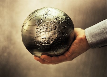 simsearch:600-00058230,k - Hand Holding Metal Globe Foto de stock - Con derechos protegidos, Código: 700-00077362