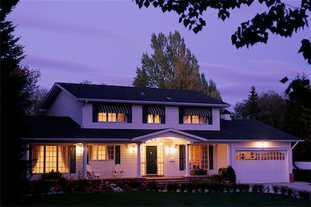 simsearch:700-00357310,k - House with Lights on at Dusk Calgary, Alberta, Canada Foto de stock - Direito Controlado, Número: 700-00077471