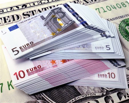 simsearch:700-00047827,k - Nahaufnahme der europäischen Währung auf große amerikanische Währung Stockbilder - Lizenzpflichtiges, Bildnummer: 700-00077512