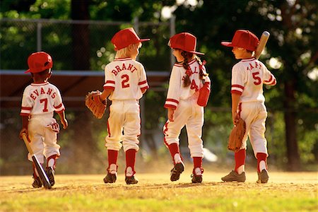 Vue arrière du petit joueurs de Baseball de Ligue marche en plein air Photographie de stock - Rights-Managed, Code: 700-00077929