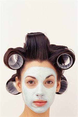 simsearch:6109-06781751,k - Portrait de femme portant un masque Facial avec bigoudis dans les cheveux Photographie de stock - Rights-Managed, Code: 700-00078017