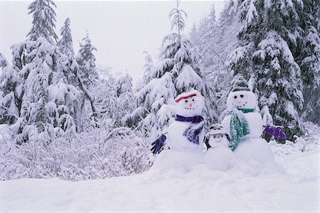 Famille bonhomme de neige et neige couvertes d'arbres Photographie de stock - Rights-Managed, Code: 700-00078039