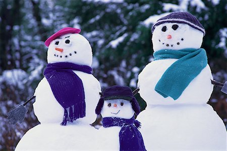 Famille bonhomme de neige et neige couvertes d'arbres Photographie de stock - Rights-Managed, Code: 700-00078041