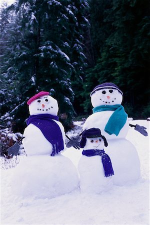 Famille bonhomme de neige et neige couvertes d'arbres Photographie de stock - Rights-Managed, Code: 700-00078043