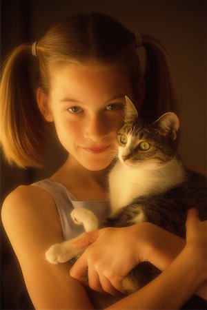 Portrait of Girl Holding Cat Foto de stock - Con derechos protegidos, Código: 700-00078256