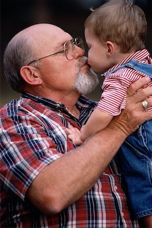 Son grand-père embrasser un petit-enfant à l'extérieur Photographie de stock - Rights-Managed, Code: 700-00078284