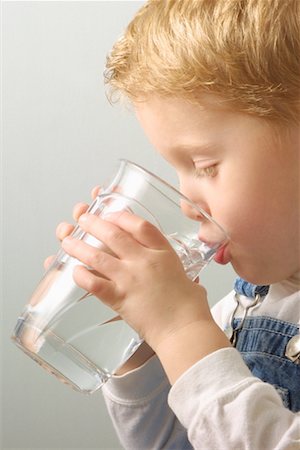 satisfied (thirst) - Profile of Boy Drinking Glass of Water Foto de stock - Con derechos protegidos, Código: 700-00078435