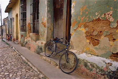 simsearch:700-00075644,k - Bicycle Leaning on Wall Havana, Cuba Stock Photo - Rights-Managed, Code: 700-00078613