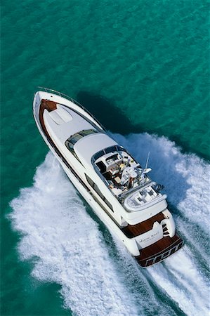 simsearch:700-00064327,k - Vue des gens sur le bateau Flybridge Photographie de stock - Rights-Managed, Code: 700-00078838