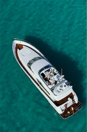 simsearch:700-00064327,k - Vue des gens sur le bateau Flybridge Photographie de stock - Rights-Managed, Code: 700-00078839