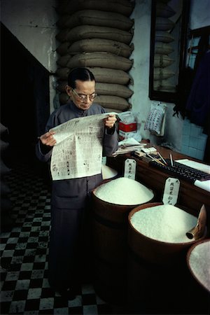 simsearch:700-00184999,k - Rice Merchant Reading Newspaper In Shop Western District, Hong Kong Foto de stock - Con derechos protegidos, Código: 700-00079538