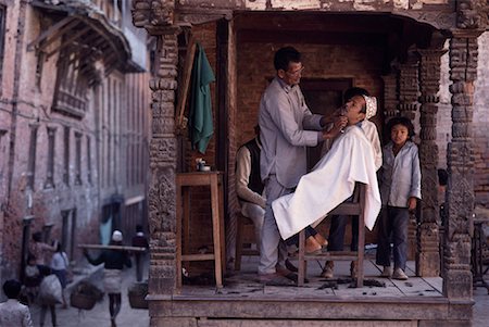 Barber rasage client en magasin sous le portique Bhaktapur, Kathmandu, Népal Photographie de stock - Rights-Managed, Code: 700-00079564