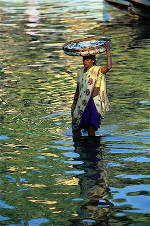 simsearch:700-00554575,k - Femme portant des poissons au marché, îles Andaman, Inde Photographie de stock - Rights-Managed, Code: 700-00079612
