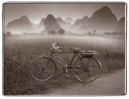 simsearch:700-00043071,k - Bike in Field with Fog at Dawn Near Guilin, Guangxi Region China Foto de stock - Direito Controlado, Número: 700-00079818