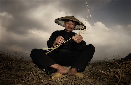 Man Weaving Rice Stalks Outdoors Longsheng, Guangxi Region, China Foto de stock - Direito Controlado, Número: 700-00079825