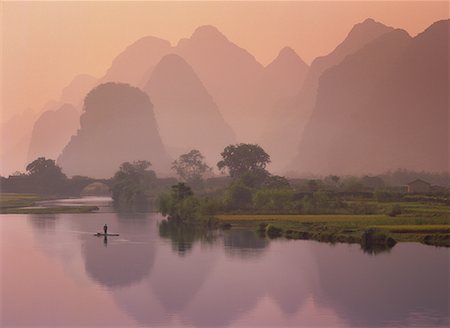 Person on Raft by Dragon Bridge With Fog, Yulong River Near Yangshuo, Guangxi Region China Foto de stock - Direito Controlado, Número: 700-00079858